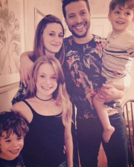 Justin Guarini and his wife, Reina Capodici, took a family picture with their children.